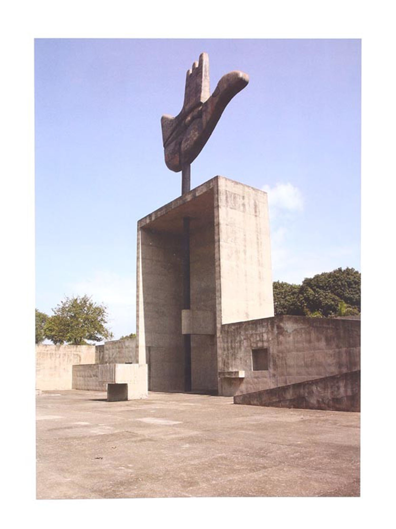 THE OPEN HAND Le Corbusier chandigarh 本 THE OPEN HAND Le Corbusier chandigarh 本 The Open Hand