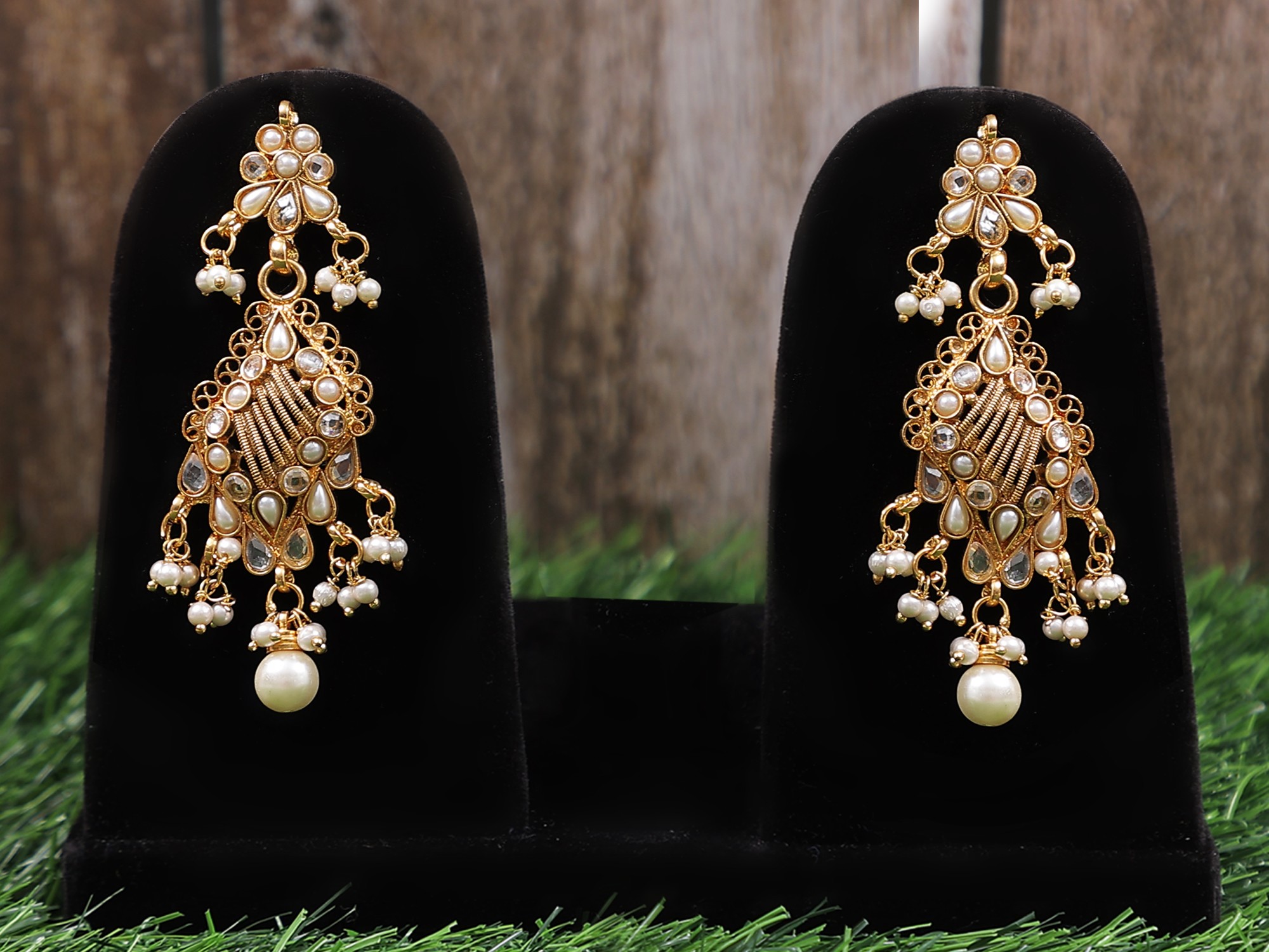 Buy online Gold Brass Studs Earring from fashion jewellery for Women by  Vighnaharta for ₹289 at 65% off | 2024 Limeroad.com