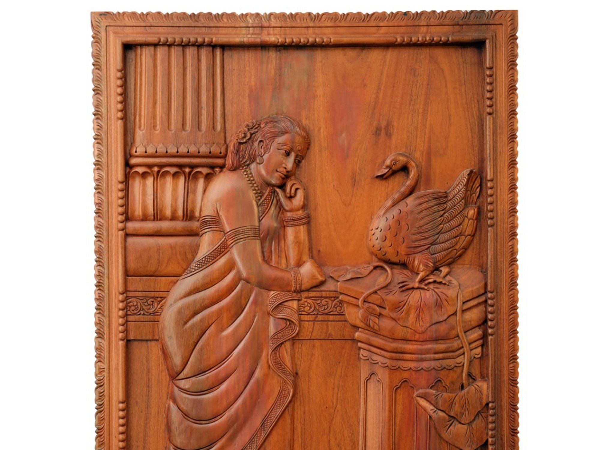 Hãy đến với tác phẩm điêu khắc gỗ của Wooden Damayanti, nơi tinh hoa của nghệ thuật điêu khắc gỗ được thể hiện rõ nét. Được khắc hoạt và tỉ mỉ từng chi tiết, các tác phẩm sẽ khiến bạn trầm trồ về độ tài hoa của nghệ nhân.