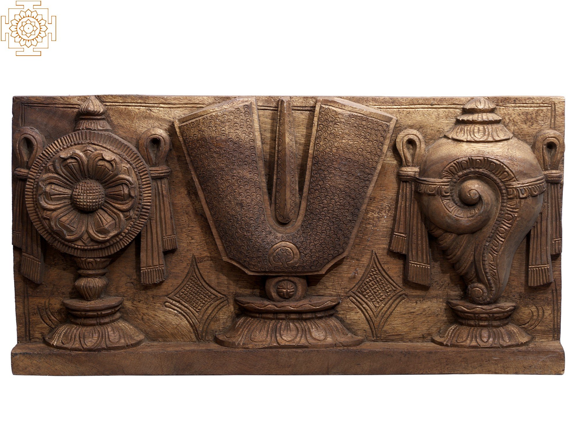 Các biểu tượng của Vaishnava trên tấm ván gỗ khắc sẽ khiến bạn bất ngờ với sơ đồ tinh tế và màu sắc độc đáo. Hãy chiêm ngưỡng công phu của nghệ nhân trong từng chi tiết của tấm ván.