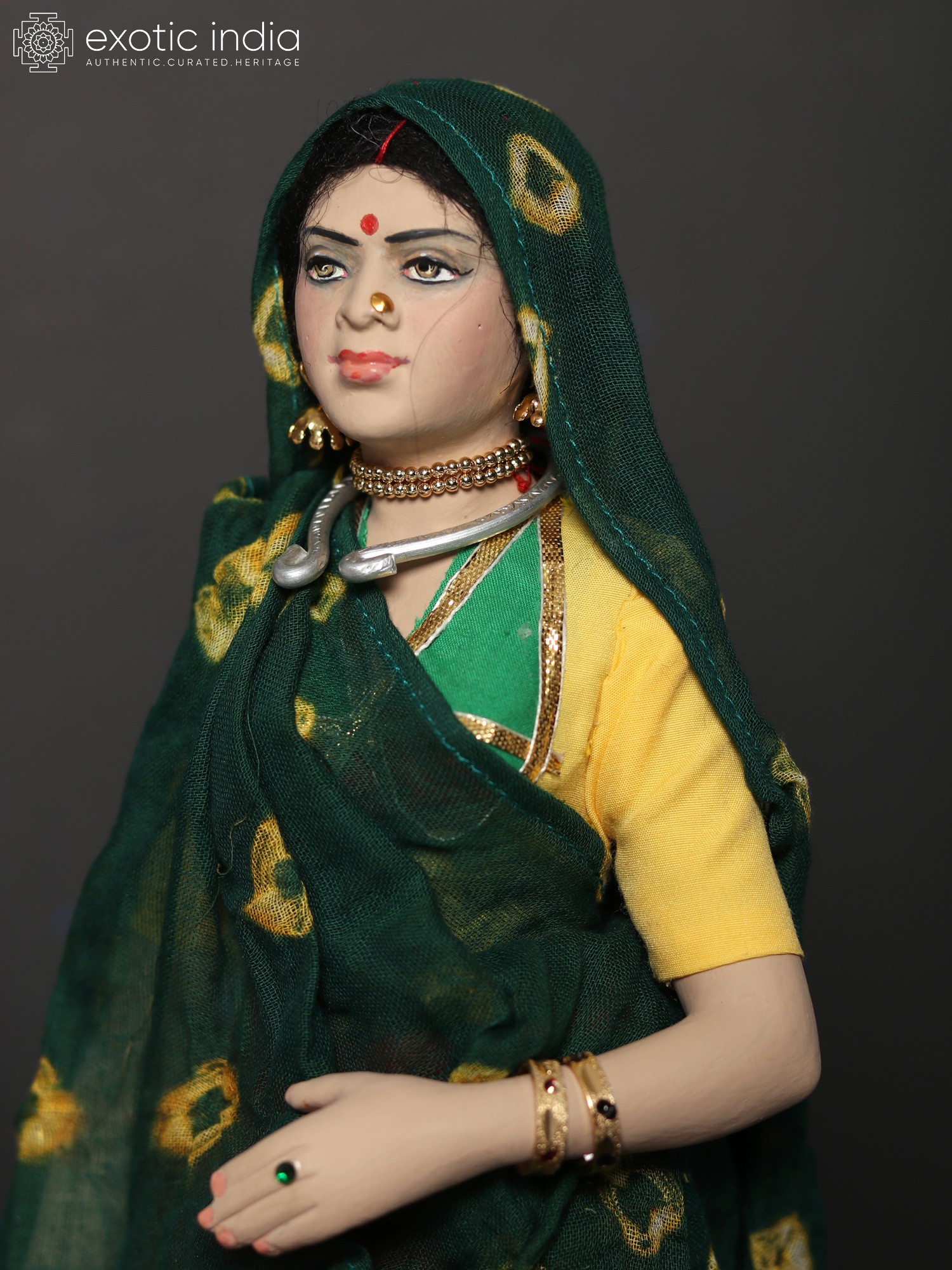 Gujarati family in traditional attire - Stock Photo [7933110] - PIXTA