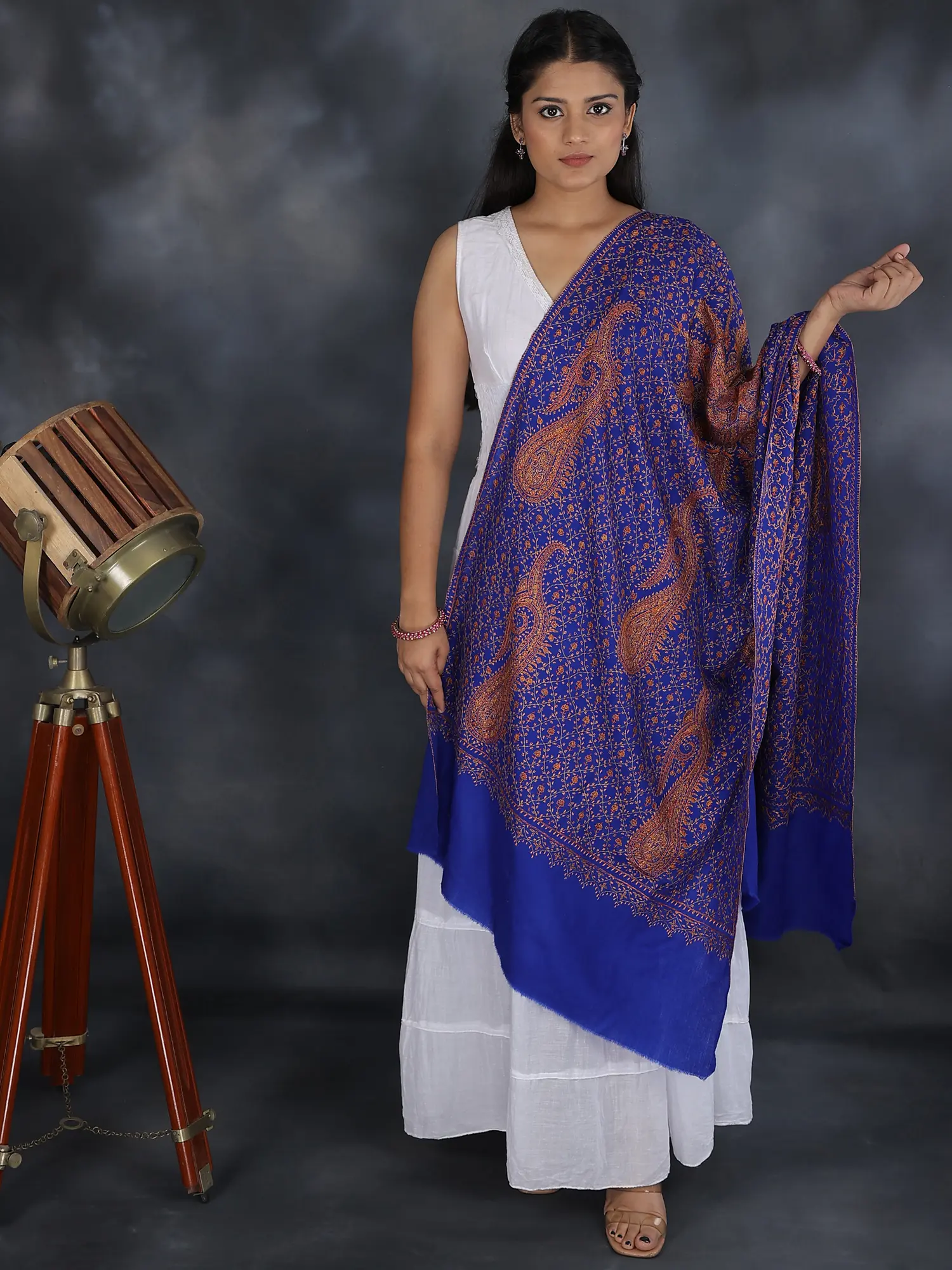 Kashmiri Tusha Stole with Sozni Hand Embroidered Paisleys and Large Chakra