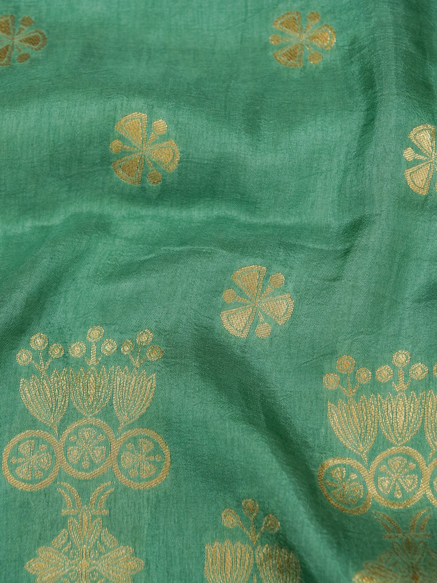 Banarasi Art Silk Saree With Chakra Butta Pattern On The Body And Golden Woven AllOver Exotic