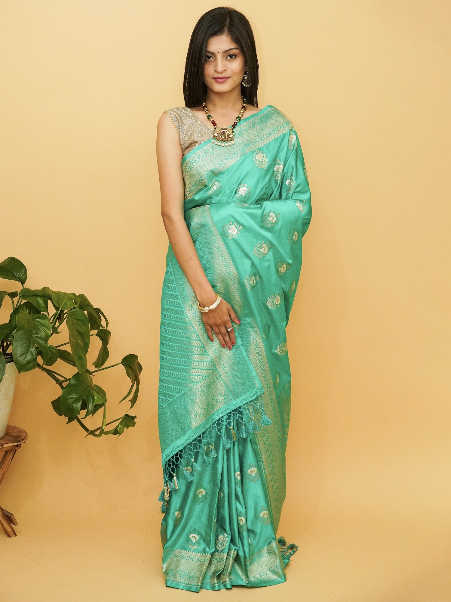 Pure Katan Silk Banarasi Saree With Flower Bunch Motif And Laddi ...