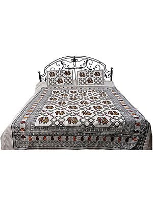 Gardenia Bedspread from Pilkhuwa with Printed Dancing Couple