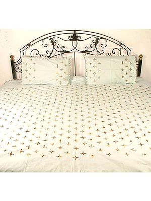 Light Green Bedspread with Floral Embroidery
