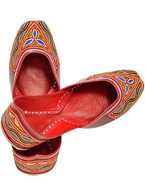 Jootis with Aari-Embroidery in Multi-Color Thread