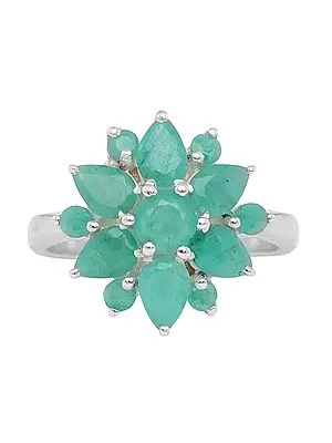 Stylish Sterling Silver Ring with Emerald Gemstone