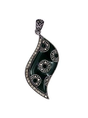 Stylish Sterling Silver Pendant with Green Gemstone