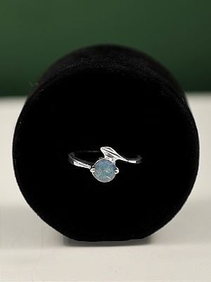 Stylish Sterling Silver Ring with Round Shape Labradorite Stone