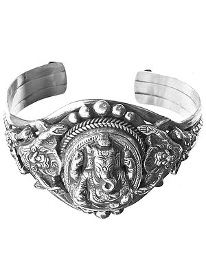 Bracelet with Ganapati, Kirttimukha and Bharasadhaka Figures