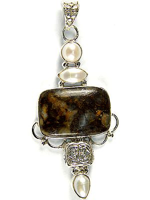 Agate Pendant with Triple Pearl