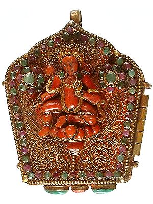 Chenrezig (Shadakshari Lokeshvara) Gau Box Pendant with Green Tara at Front