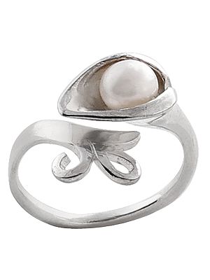 Superfine Smooth Pearl Studded Attractive Ring Made in Sterling Silver (Adjustable Size)