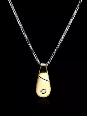 Finely Crafted Gold Pendant with Diamond