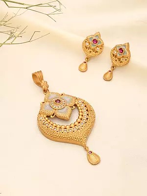 Flower Design Kundan Stone Studded Pendant Necklace with Earrings Set