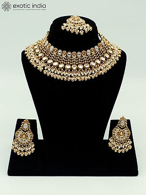 Attractive Stone Studded And Beaded Choker Necklace With Matching Earrings And Mangtika