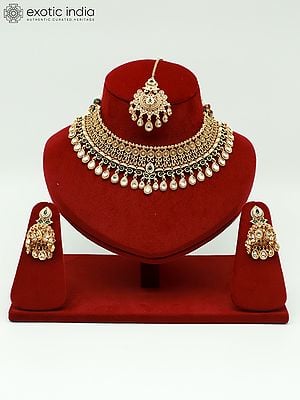 Choker Attractive Stone Studded Necklace With Matching Earrings And Mangtika
