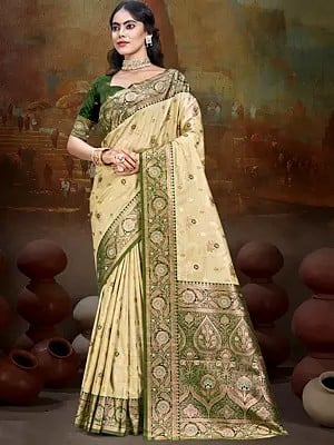 Weaving Work Traditional Wedding Wear Silk Saree With Attractive Floral Pallu