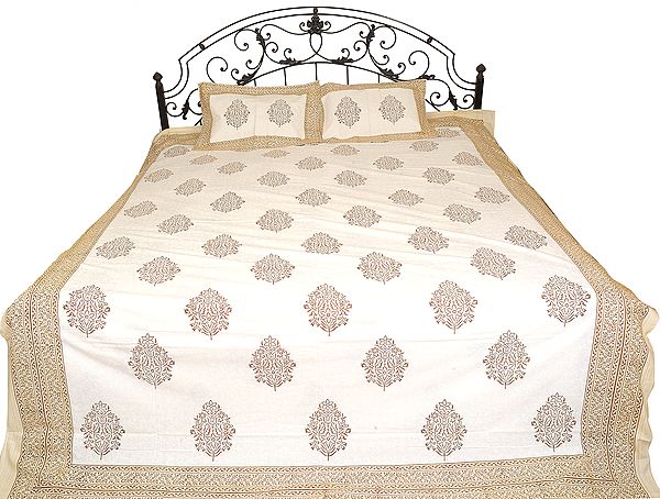 Ivory Bedspread with Self-Colored Print and Large Bootis