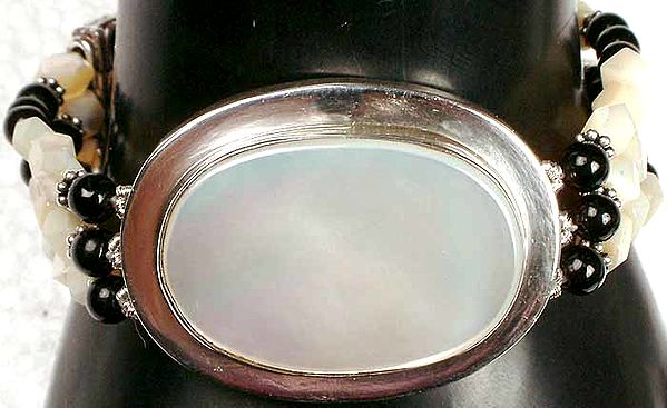 Bracelet of Oval Shell with Black Onyx