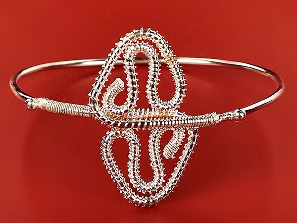 Adjustable Curvaceous Triangle Design White Metal Bracelet