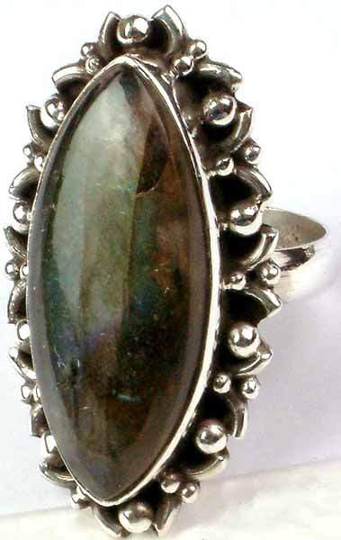 Pointed Oval Ring of Labradorite