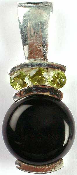 A Charming Pendant of Black Onyx and Peridot
