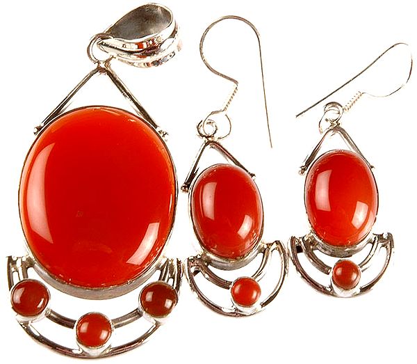 A Set of Carnelian Oval Pendant with Earrings