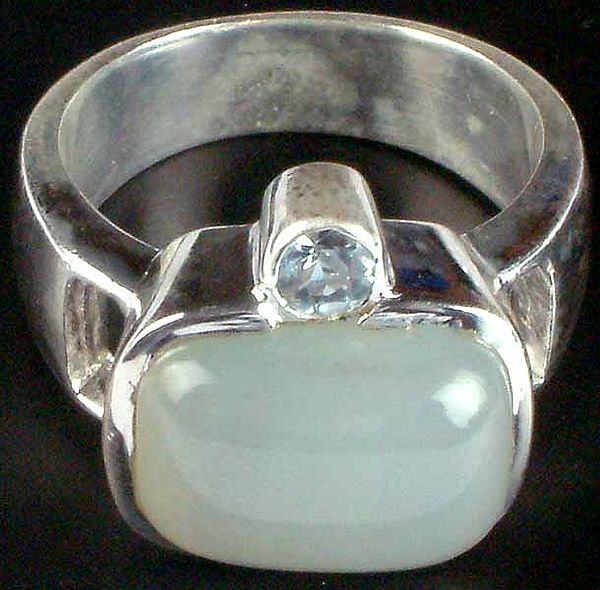 Chalcedony Ring with Fine Cut Blue Topaz
