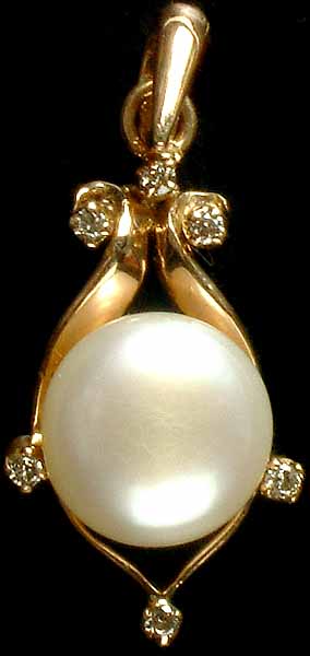 Charming Pearl Pendant with Diamonds