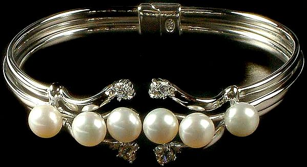 Designer Pearl Bracelet