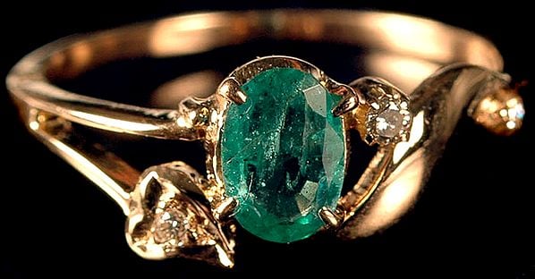 Faceted Emerald Finger Ring with Diamonds