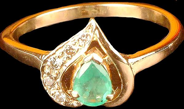 Faceted Emerald Golden Ring with Diamonds