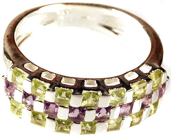 Faceted Peridot Finger Ring with Amethyst