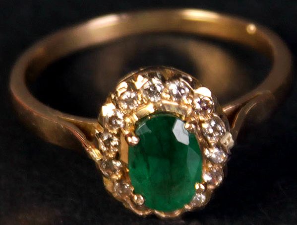 Fine Faceted Emerald Oval Ring with Diamond