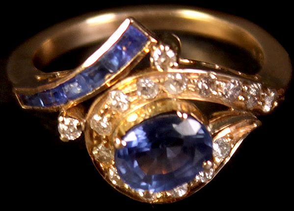 Finely Crafted Faceted Sapphire Ring with Diamond