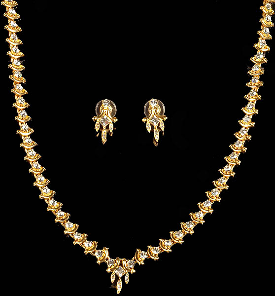 Finely Crafted Necklace with Matching Earrings Set