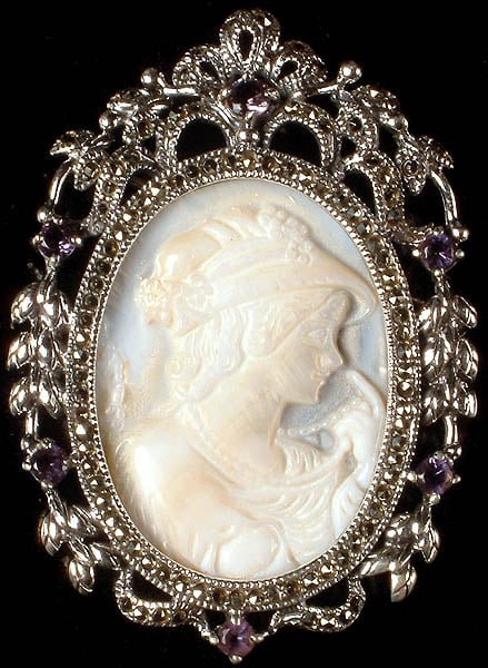 Frame Pendant with Charming Lady Figure
