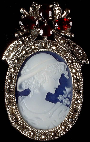Frame Pendant with Charming Lady Figure