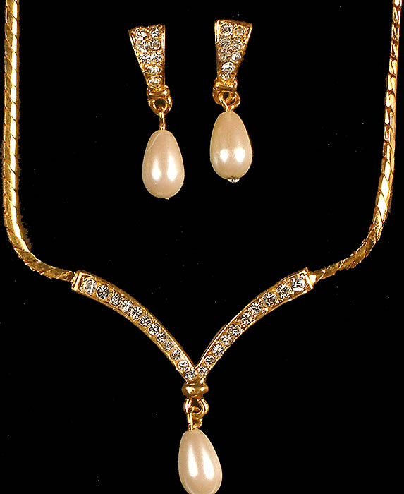 Imitation Pearl Marvel Necklace with Matching Earrings Set