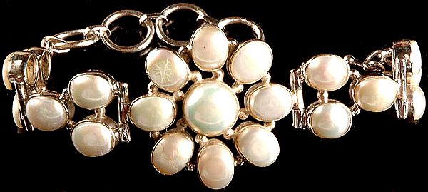 Pearl Bracelet with Central Flower