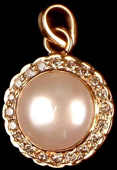 Pearl Gold Pendant with Diamond Border