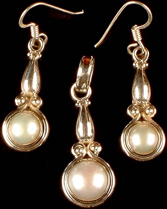 Pearl Pendant & Earrings Set