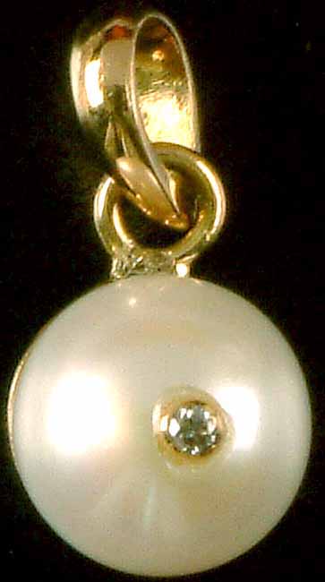 Pearl Pendant with Central Diamond