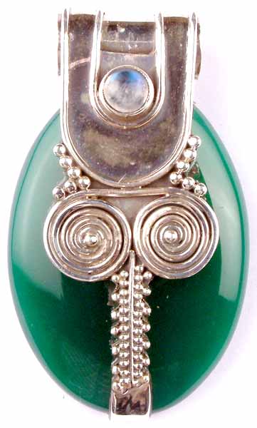 Pendant of Green Onyx and Moonstone