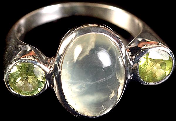 Prehnite Finger Ring with Twin Faceted Peridot