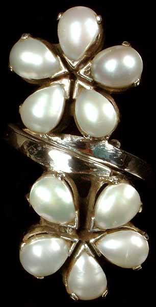 Two Pearl Flowers Make Up a Ring