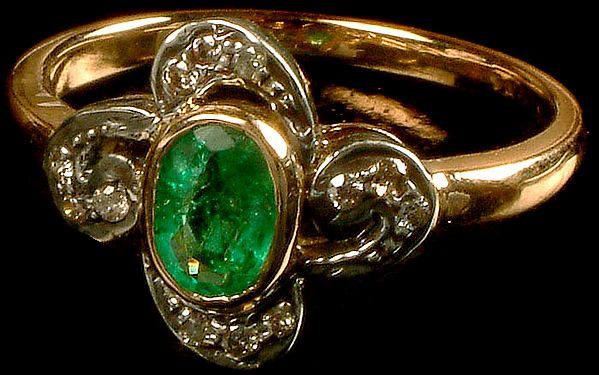 Victorian Finger Ring with Central Emerald