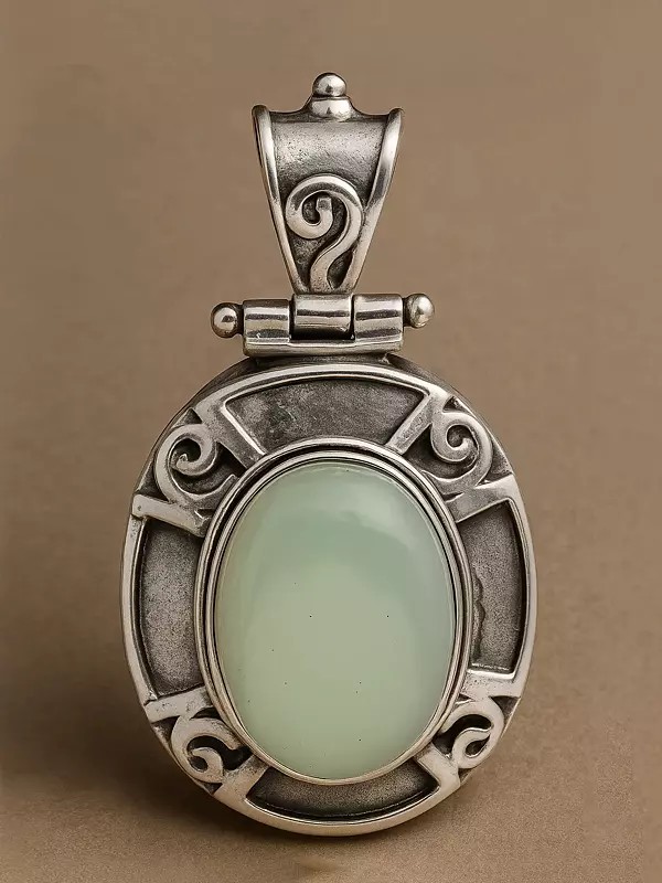 Peru-Chalcedony Oval Pendant